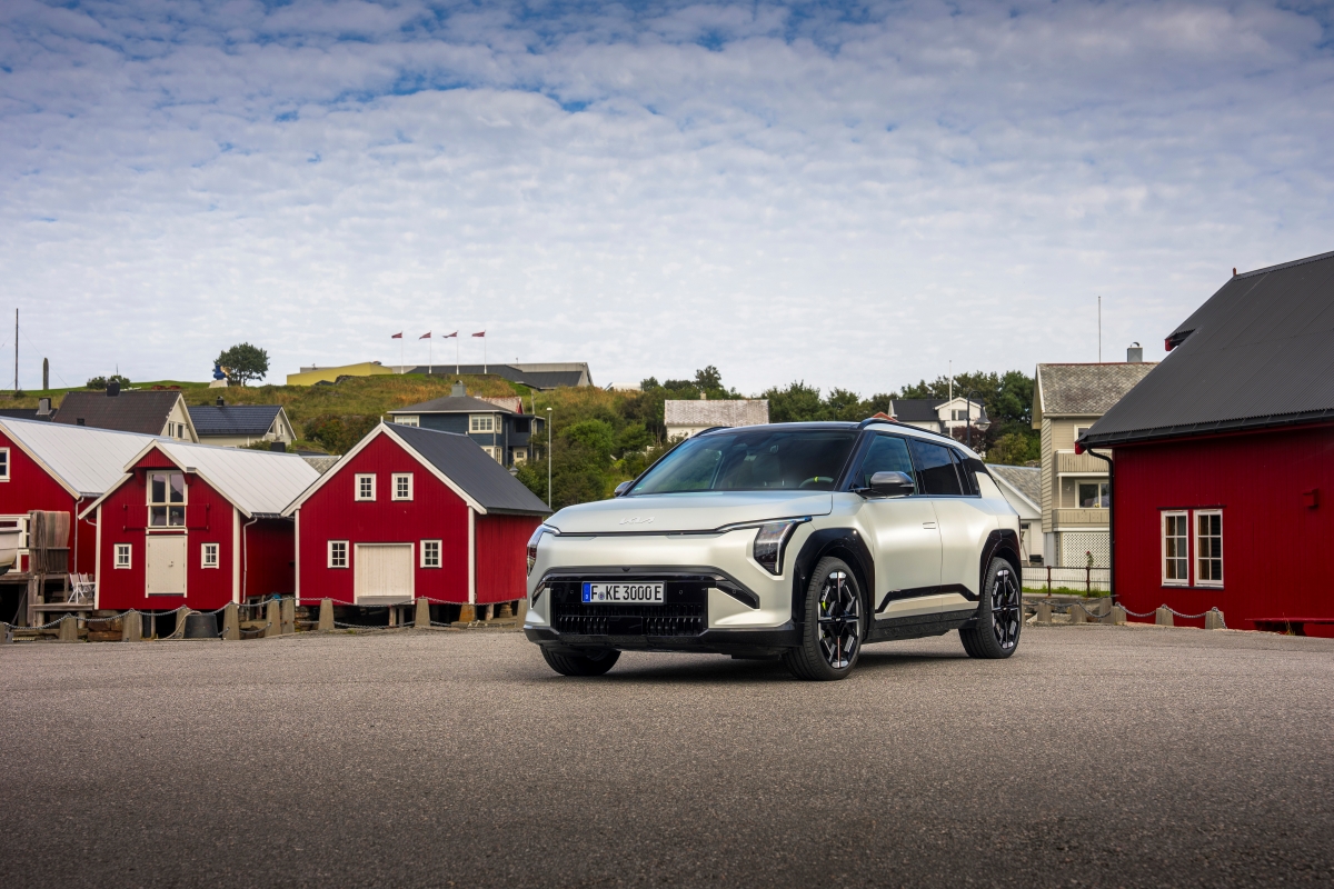 Original-32366-kia-ev3-gt-ivory-sliver-matte-static-print-3600x2400-002.jpg