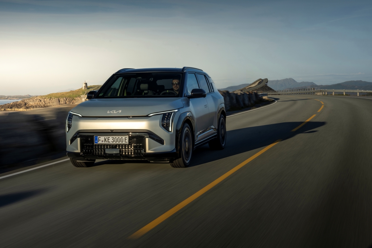 Original-32369-kia-ev3-gt-ivory-sliver-matte-dynamic-print-3600x2400-025.jpg