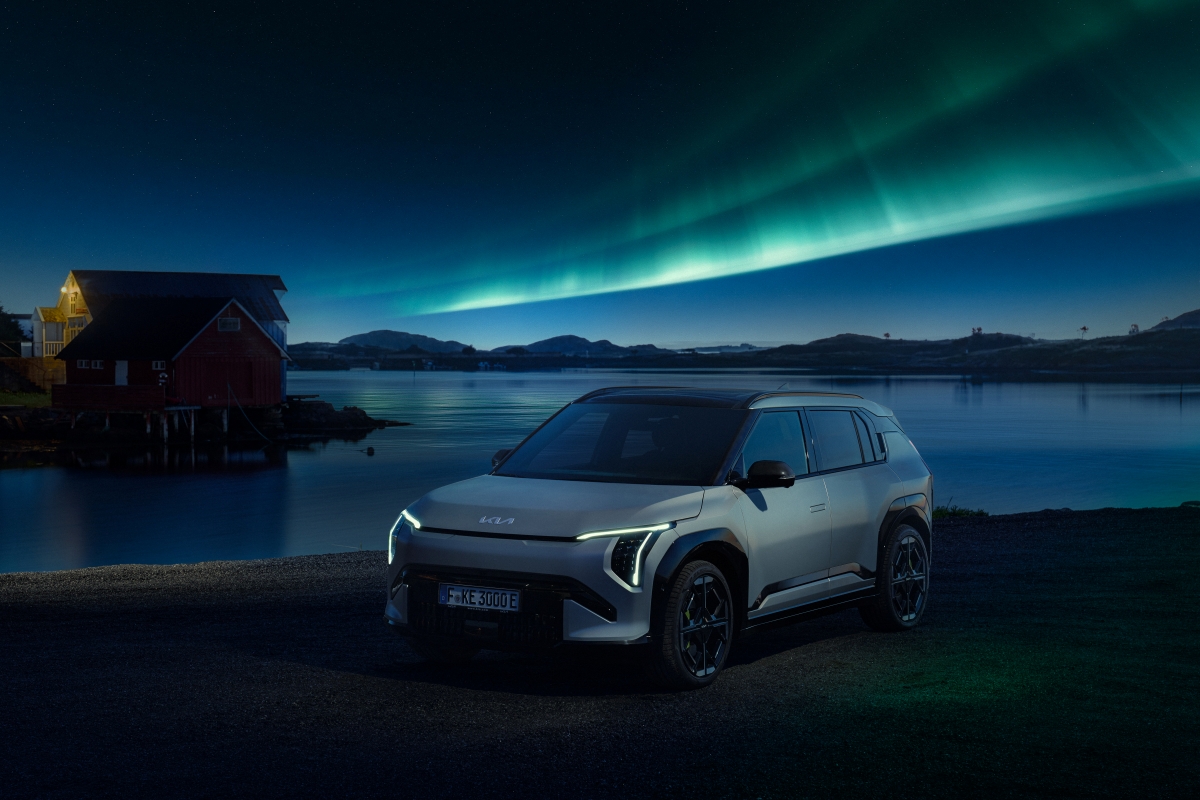 Original-32396-kia-ev3-gt-ivory-silver-matte-northern-lights-print-3600x2400-001.jpg