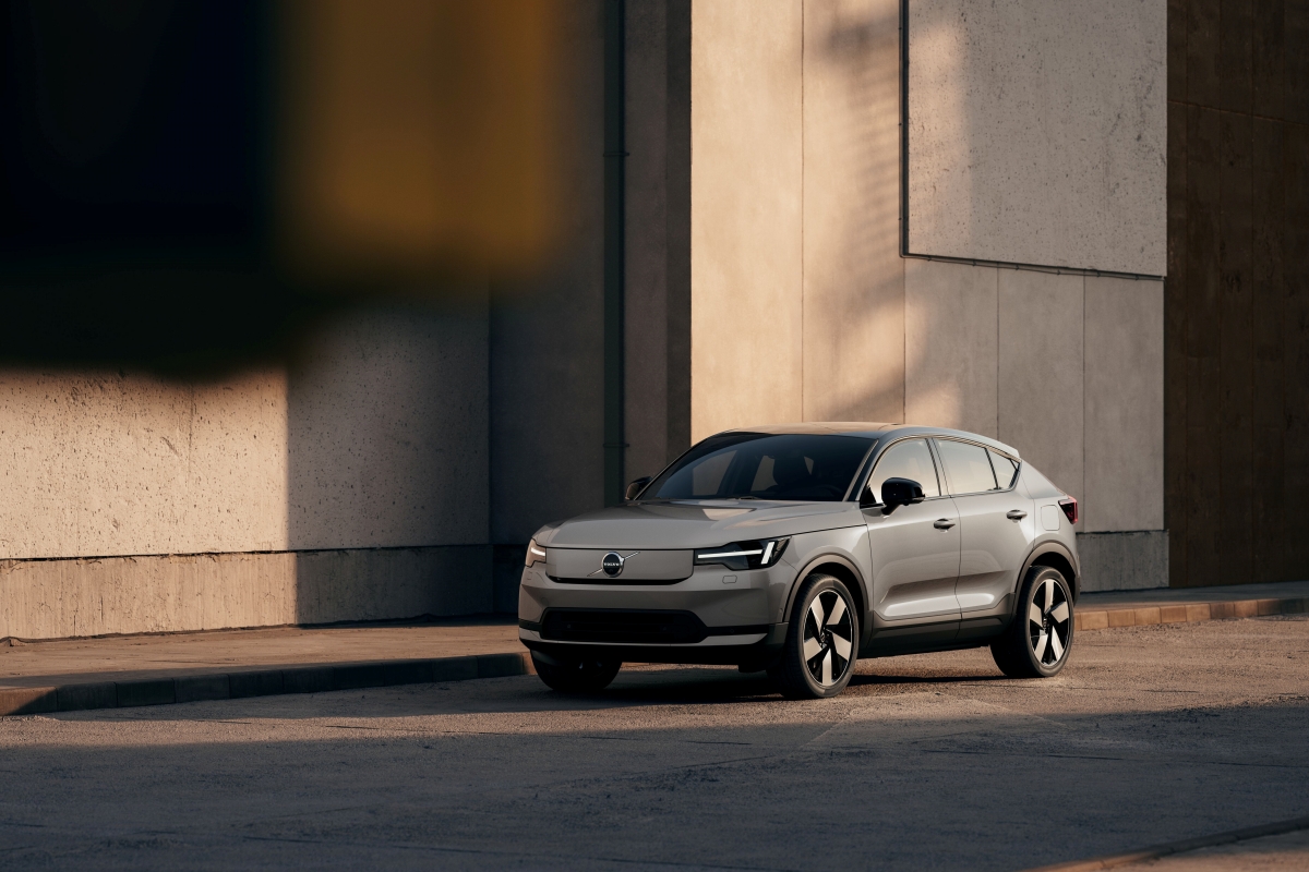 The_New_Volvo_EC40_Exterior_3QFront.jpg