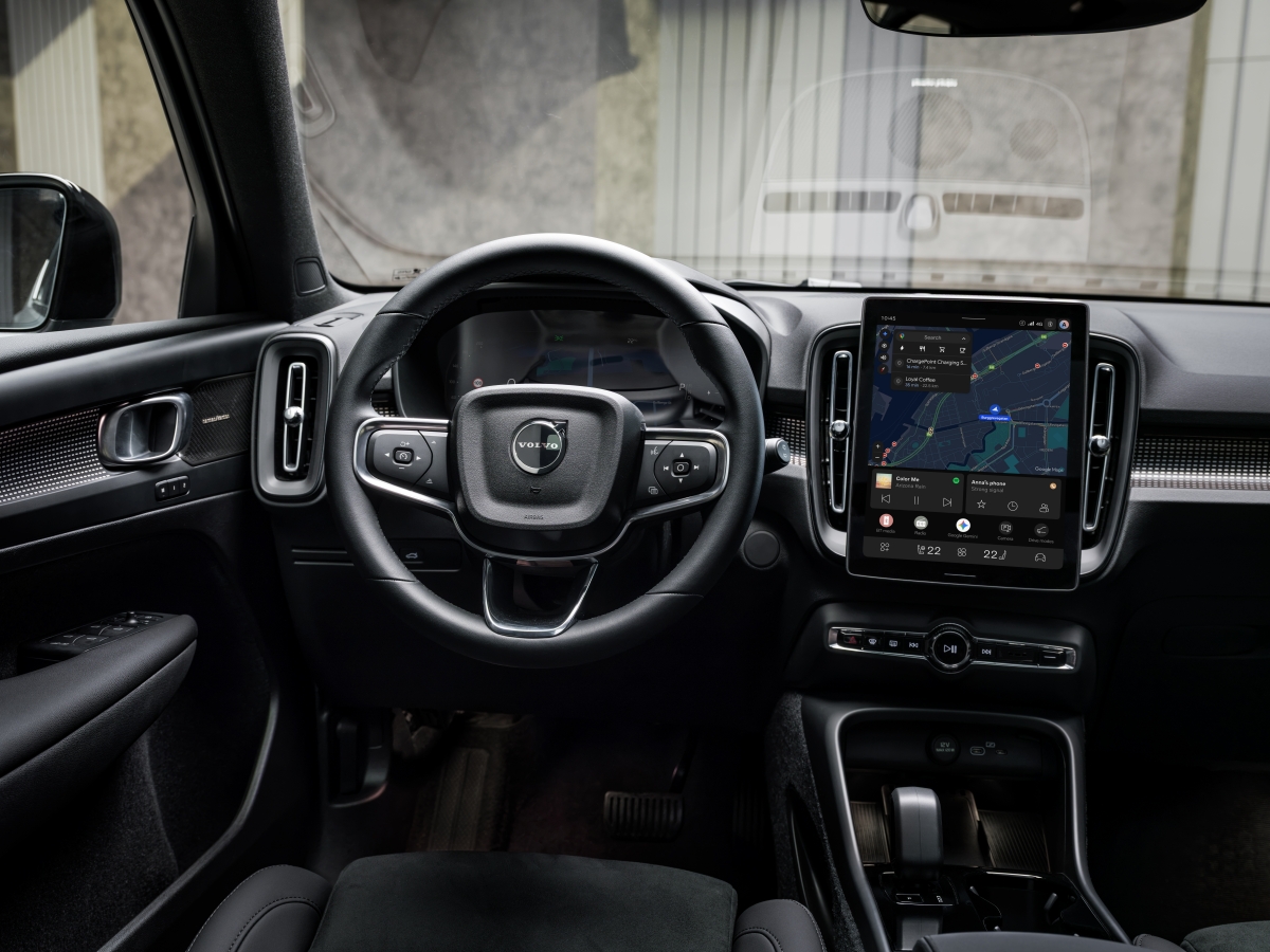 The_New_Volvo_EX40_Studio_Drivers_Dash.jpg