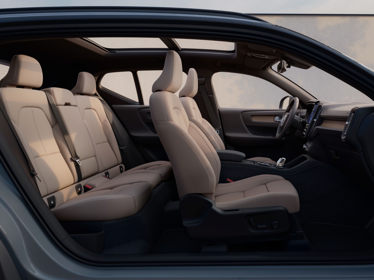 The_New_Volvo_XC40_Interior_Overview_OpenSide.jpg