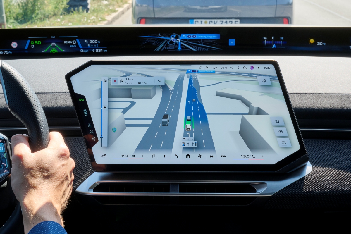 P90652797_highRes_bmw-maps-with-driver.jpg