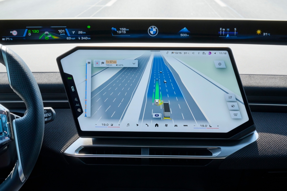 P90652799_lowRes_bmw-maps-with-driver.jpg