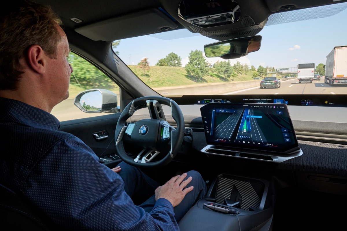 P90652802_lowRes_bmw-maps-with-driver.jpg