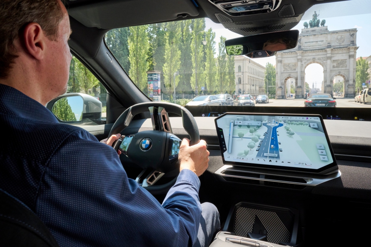 P90652804_lowRes_bmw-maps-with-driver.jpg