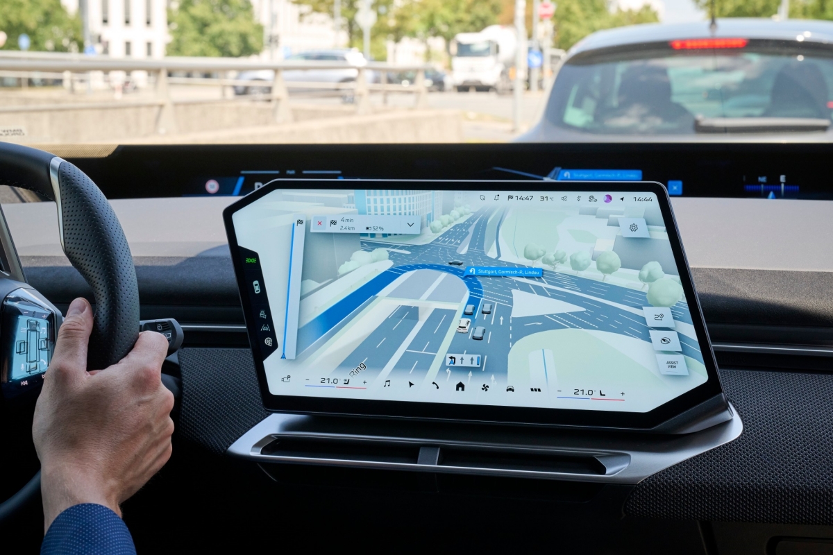 P90652813_lowRes_bmw-maps-with-driver.jpg