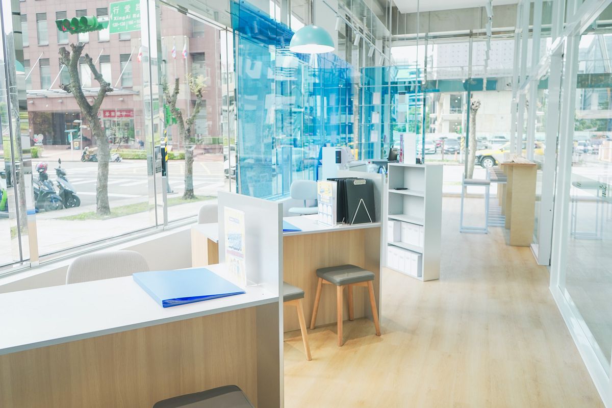 KeePer PRO SHOP內湖旗艦門市客休室延續品牌識別的藍色，融入溫潤的木質調與現代洗鍊的金屬質地，打造消費者等待愛車施作同時，也能盡情享受的全新場域。.jpg