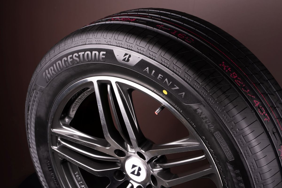 ALENZA LX200升級靜謐、行路體驗與濕地性能，搭載全新LUXBLACK技術，以極致黑工藝彰顯奢華，重塑豪華SUV旗艦標準。（圖／普利司通輪胎提供）.jpg