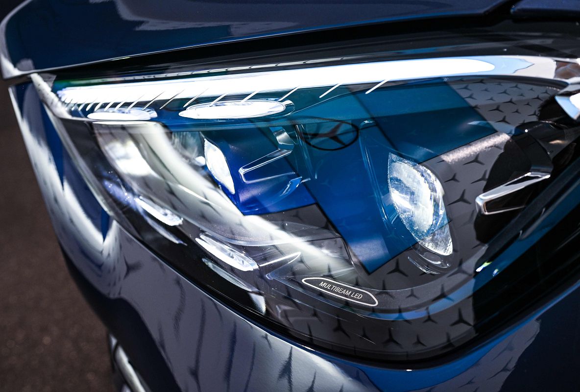 圖4_全新 GLE 星耀版全車系標配「多光束智慧型 LED 頭燈」.jpg