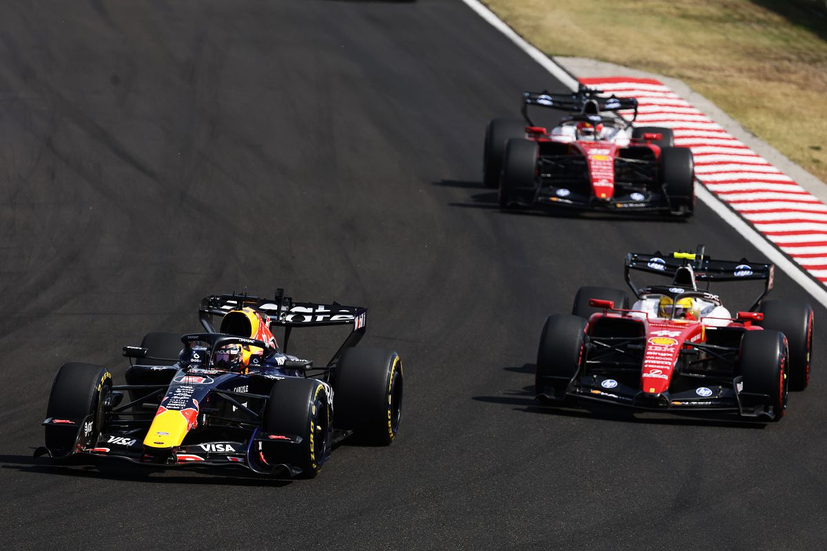 面對後方對手步步進逼，Verstappen憑藉穩定節奏與精準防守，持續保持領先位置。（Red Bull提供）.jpg