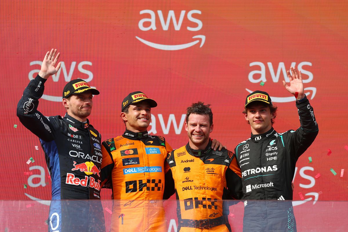 Max Verstappen以第二名站上匈牙利大獎賽頒獎台，與冠軍Lando Norris及季軍Kimi Antonelli共同接受現場觀眾喝采。（Red Bull提供）.jpg