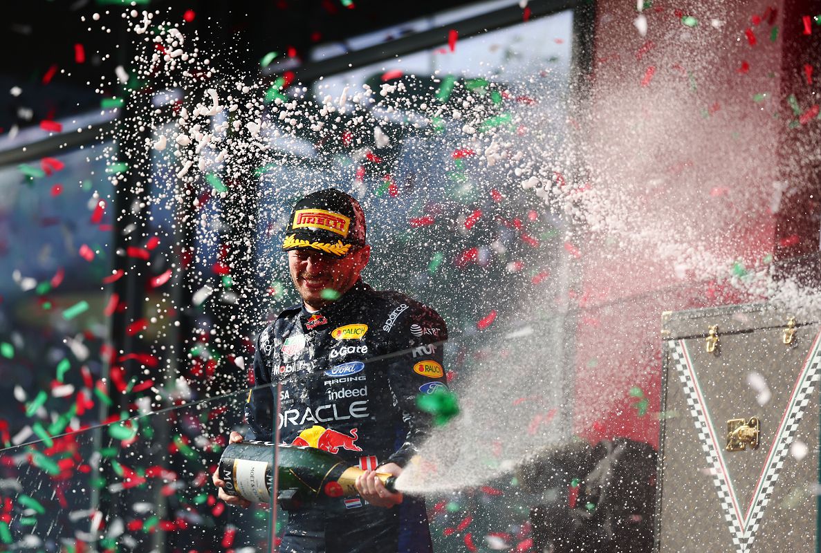 Oracle Red Bull Racing 車手Max Verstappen以第二名完成2026年F1匈牙利大獎賽，在頒獎台上噴灑香檳慶祝，連續兩站站上頒獎台。（Red Bull提供）.jpg