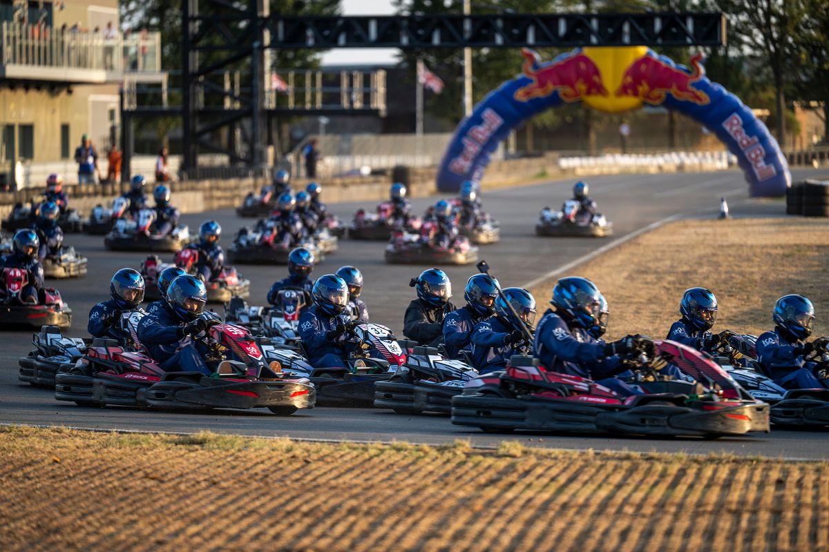 圖6_《Max vs 100》集結來自體育與流行文化領域的100名參賽者，與Max Verstappen齊聚銀石賽道一較高下。（Red Bull提供）.jpg