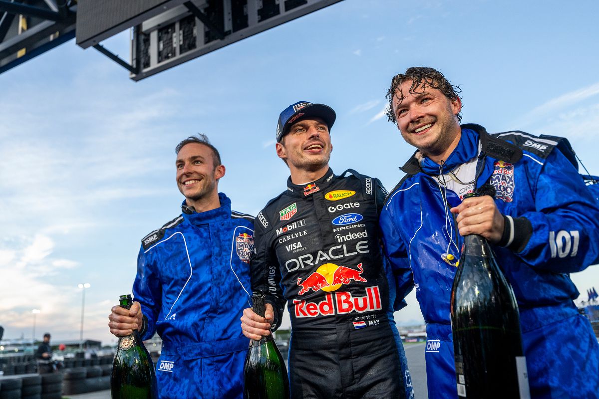 Max Verstappen完成百人超車挑戰後,與其他車手一同舉杯慶祝Red Bull《Max vs 100》精彩落幕。(Red Bull提供).jpg