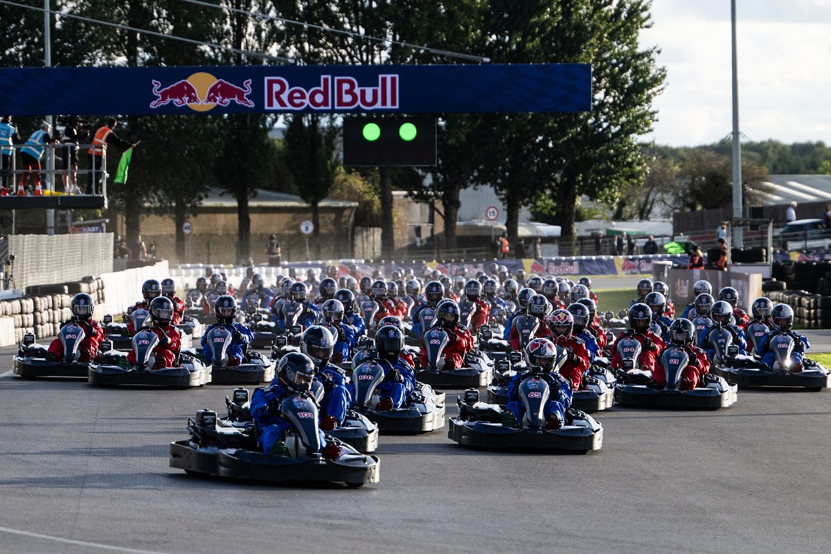 Max Verstappen穿梭密集車陣,在Red Bull《Max vs 100》中接連超越挑戰者。(Red Bull提供).jpg