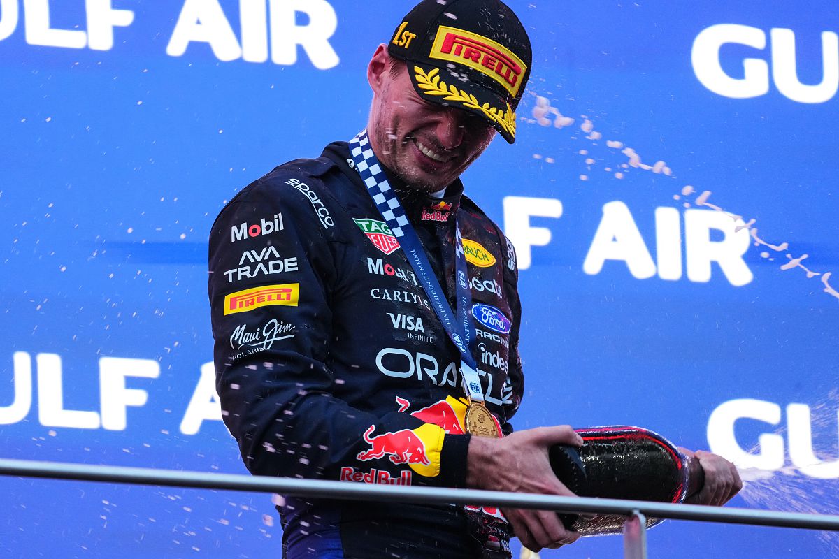 圖2_Max Verstappen在頒獎台上開瓶慶祝，享受F1巴林大獎賽奪冠的喜悅。（Red Bull提供）.jpg