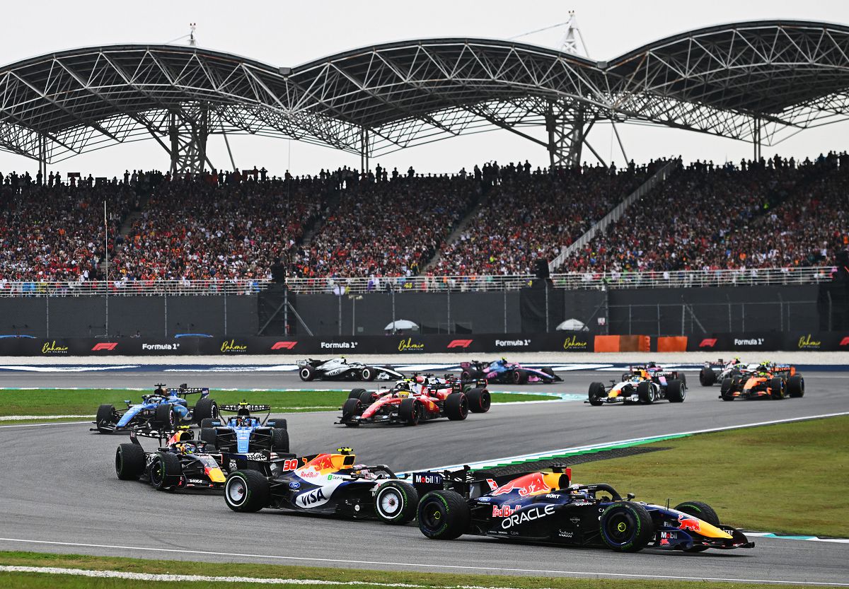 圖3_車迷齊聚雪邦國際賽道，見證Oracle Red Bull Racing車手Max Verstappen在巴林大獎賽奪下2026 F1賽季首勝。（Red Bull提供）.jpg