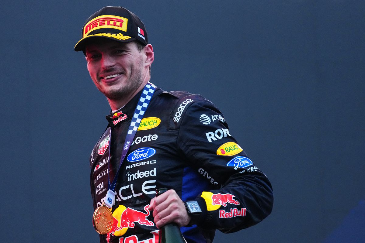 圖6_Max Verstappen佩戴冠軍獎牌、展露笑容，迎來2026 F1賽季的第一場勝利。（Red Bull提供）.jpg
