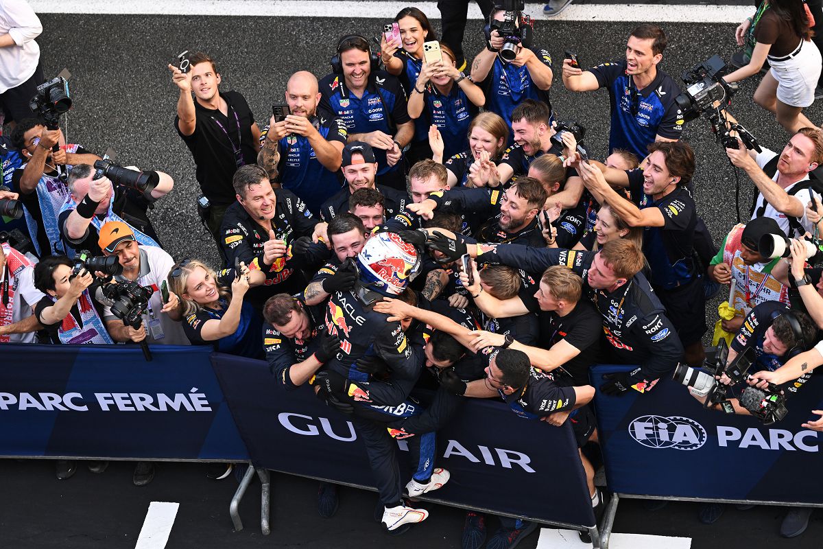 圖7_Max Verstappen賽後與Oracle Red Bull Racing團隊擁抱慶祝，共享本季首勝的喜悅。（Red Bull提供）.jpg