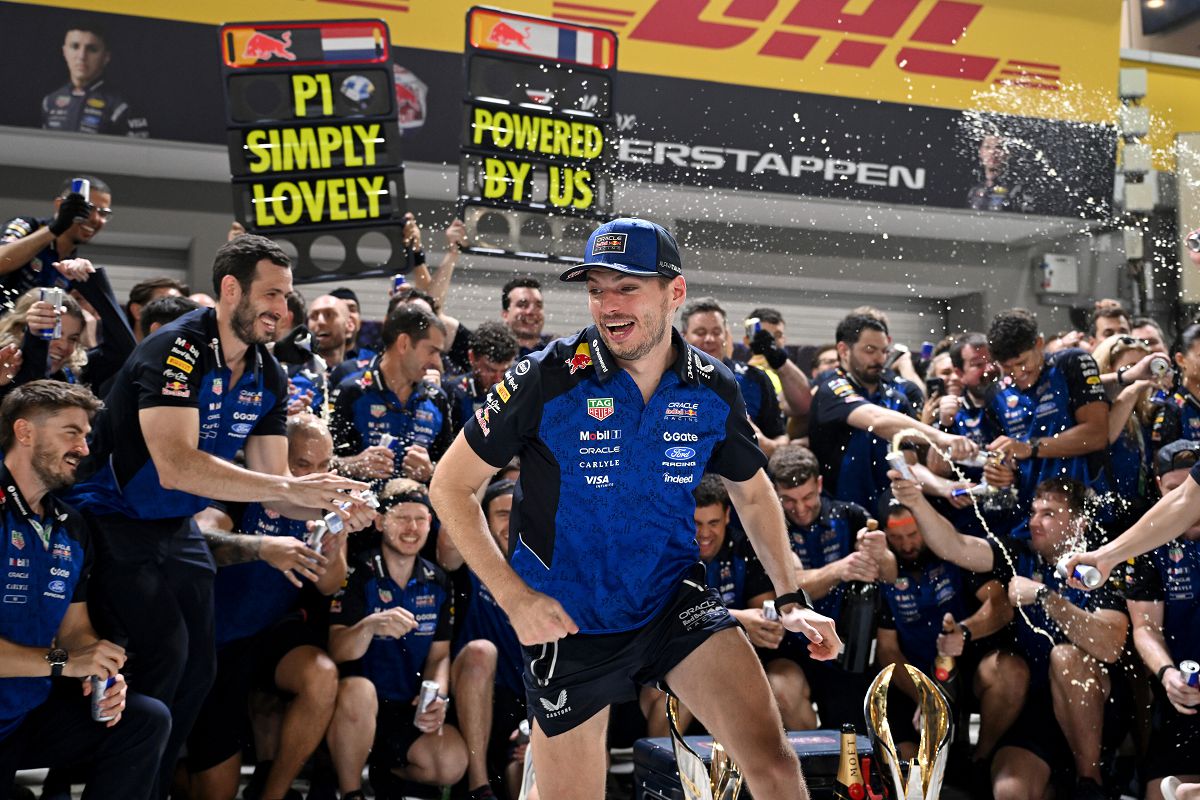 圖2_Max Verstappen首度贏得新加坡大獎賽冠軍，賽後與Oracle Red Bull Racing團隊一同慶祝勝利。（Red Bull 提供）.jpg