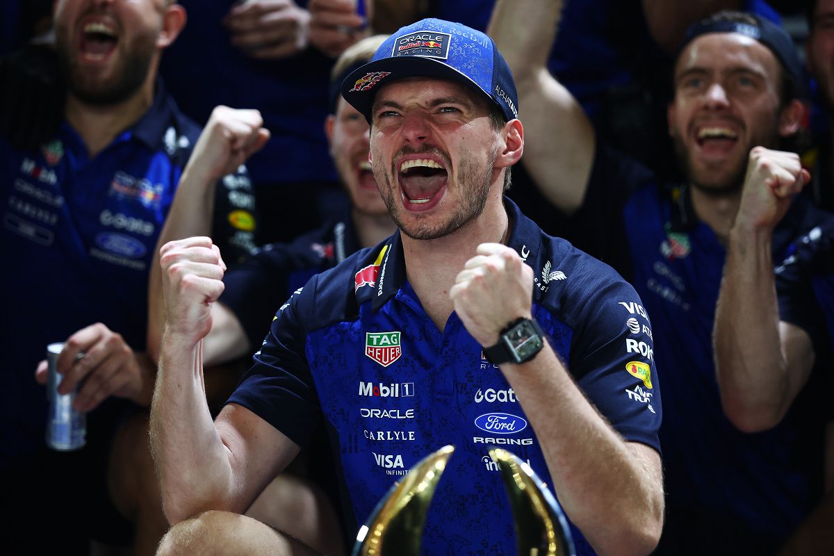 圖5_Max Verstappen振臂歡呼，在生涯第250場大獎賽寫下新加坡首勝，並完成2026賽季連兩站奪冠。（Red Bull 提供）.jpg